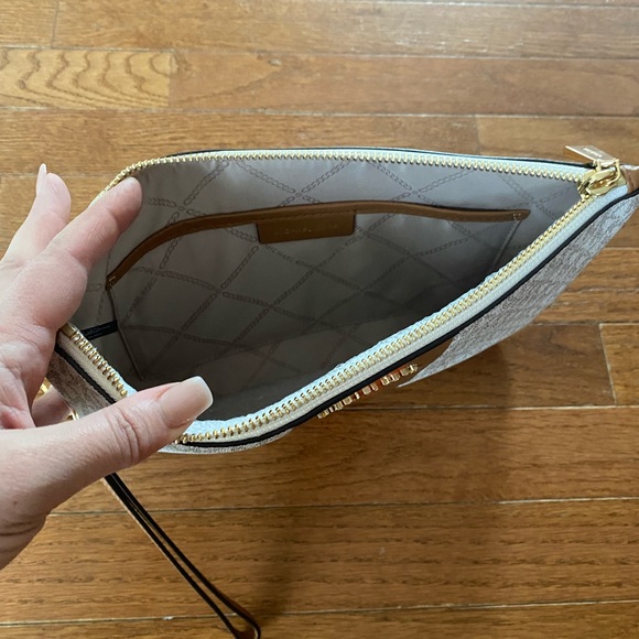 Authentic Michael Kors Jet Set signature large zip pouch. - Picture 3 of 4